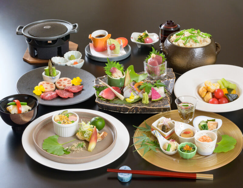 料理長が新しく就任し、ご夕食メニューを一新致しました。