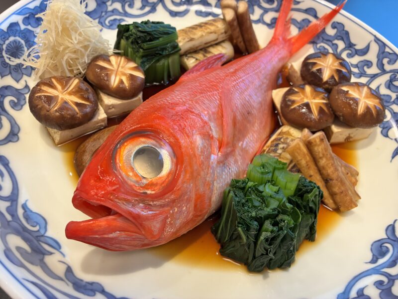 当館自慢の《金目鯛の煮付け》を別注料理にて承ります。